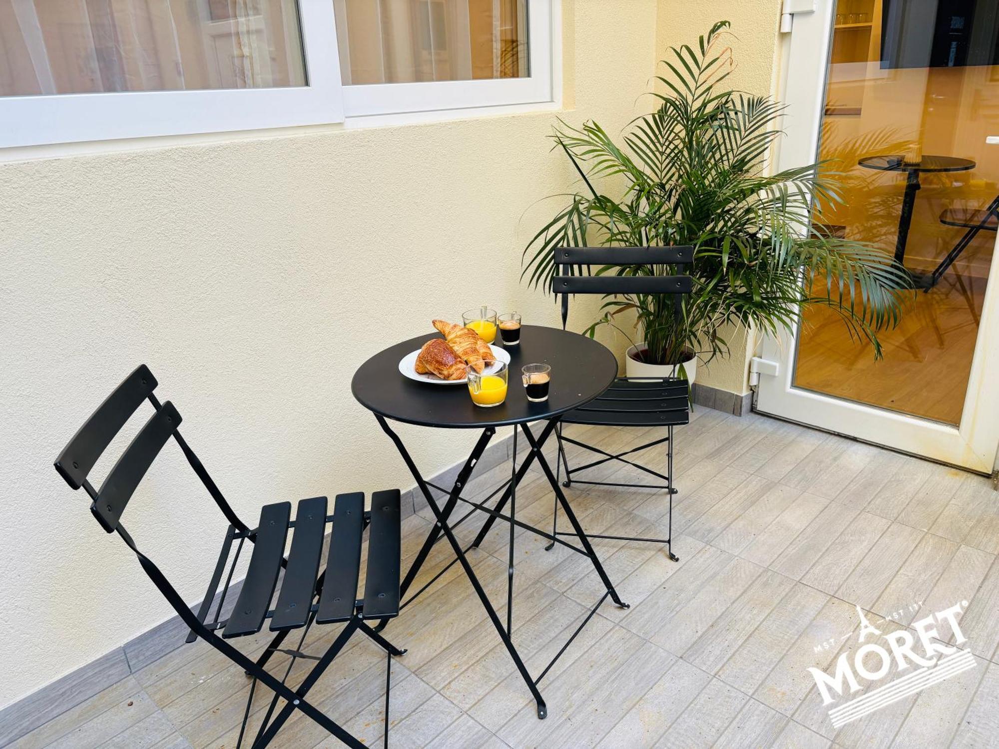 Moret Art Flats Trendy East